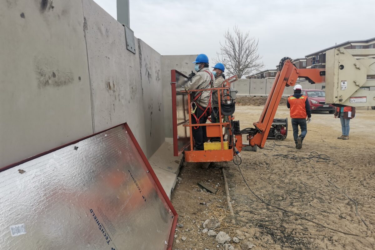 Proyecto Cierre Perimetral Estaciones Y Piques Futura Línea 7 Del Metro para Metro de Santiago / Ferrovial